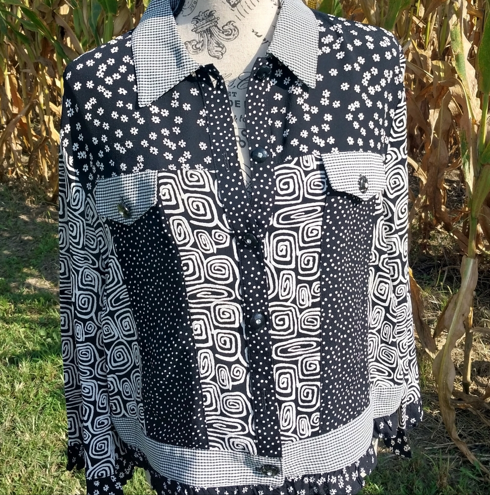 Vintage Black/White Floral Patterned Shirt/L